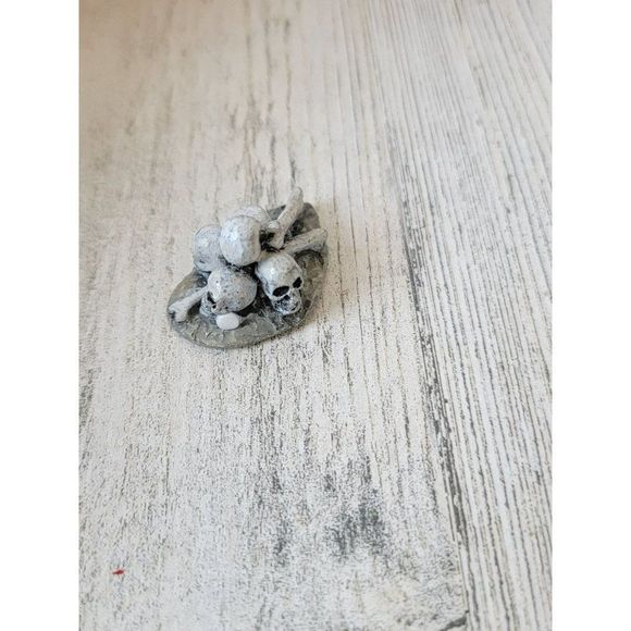 Halloween skeleton head skull bones Village accessory - Picture 2 of 4